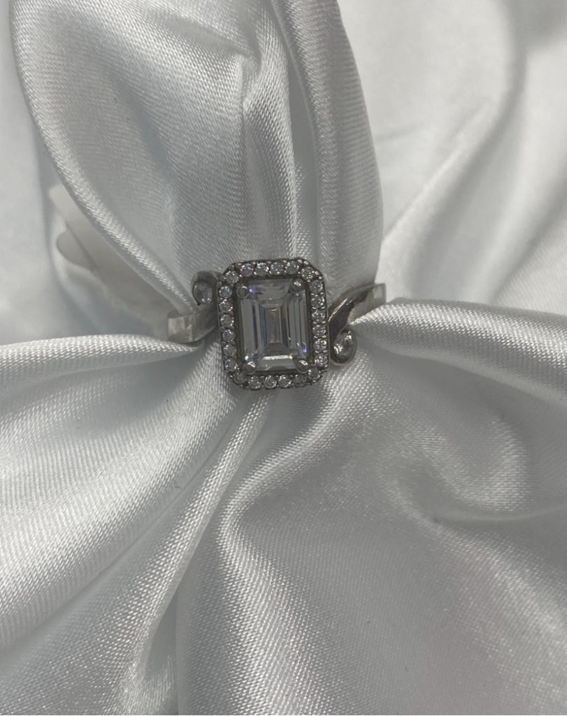 anillo rectangular de topacio blanco