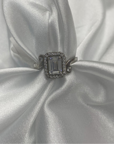 anillo rectangular de topacio blanco