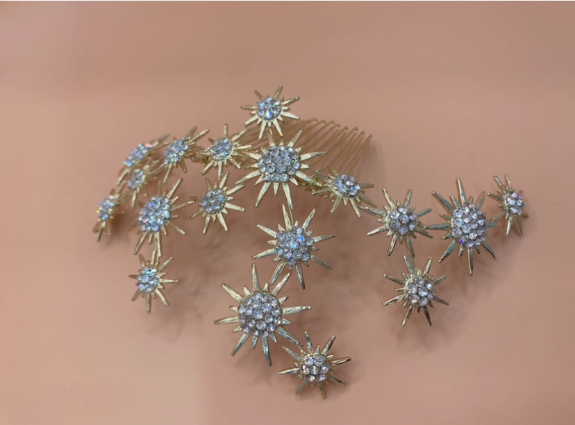 TOCADO DORADO DE ESTRELLAS EN PEINETA