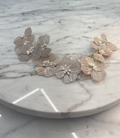 TOCADO FLORES ROSA PASTEL CON PERLAS