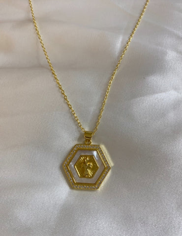 collar hexagonal con cruz en el centro