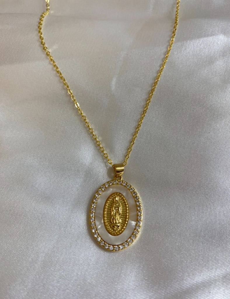 collar ovalado de virgen maria