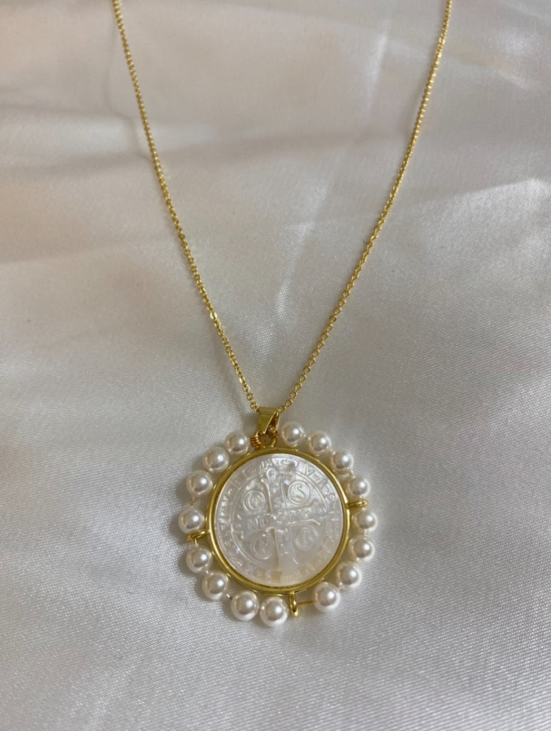 collar de san benito con madre perla