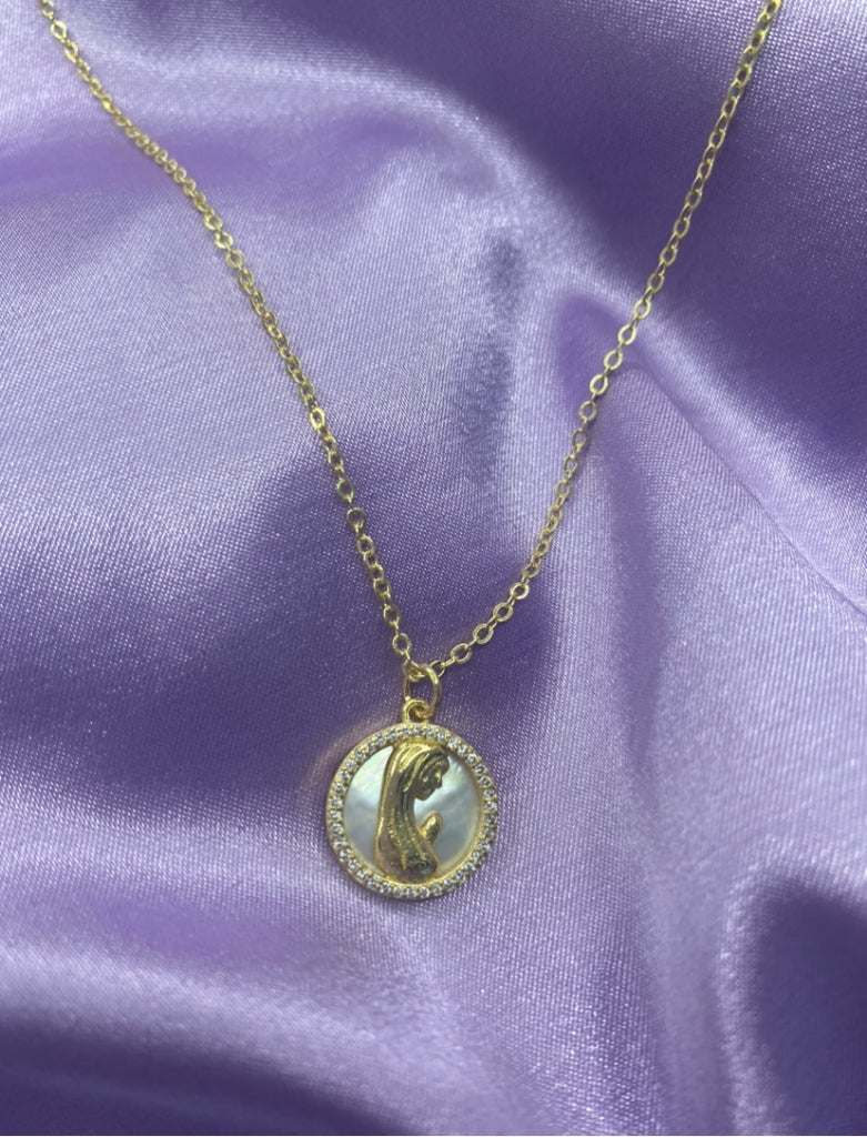 collar de virgen de perfil