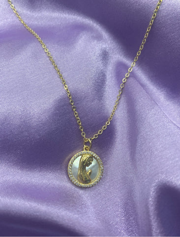 collar de virgen de perfil