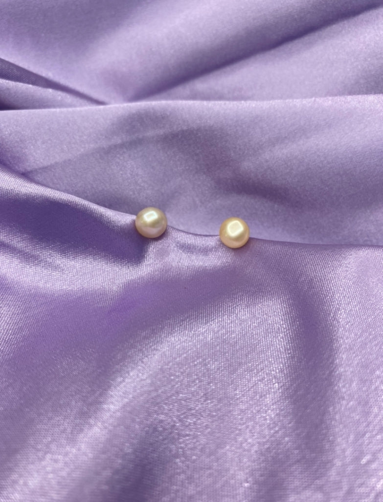 aretes de perlas de color rosa