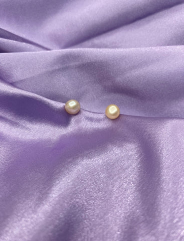 aretes de perlas de color rosa